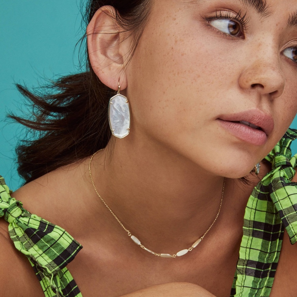 Elle mother of pearl earrings